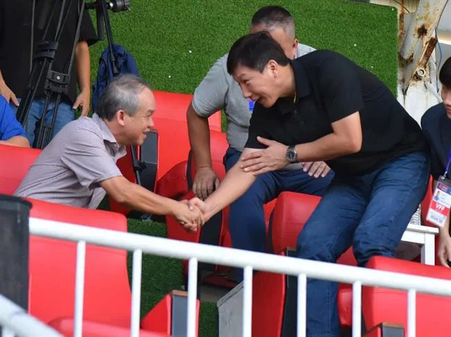 Minh họa bảo vệ tài khoản người dùng với xác thực hai yếu tố (2FA), mật khẩu mạnh và biểu tượng khiên chắn.